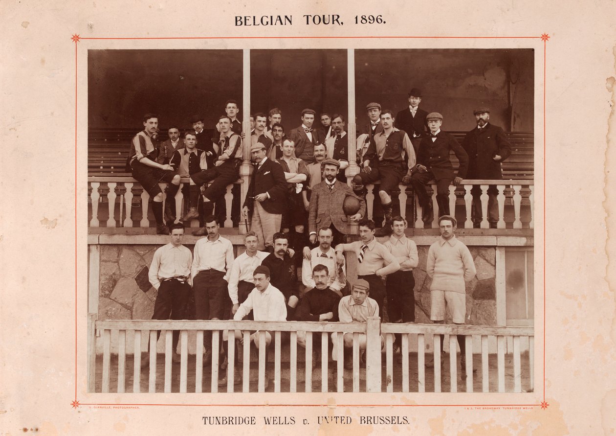 टेंब्रिज वेल्स और यूनाइटेड ब्रुसेल्स, बेल्जियम के दौरे के दौरान, 1896 (सीपिया फोटो) द्वारा अंग्रेजी फोटोग्राफर