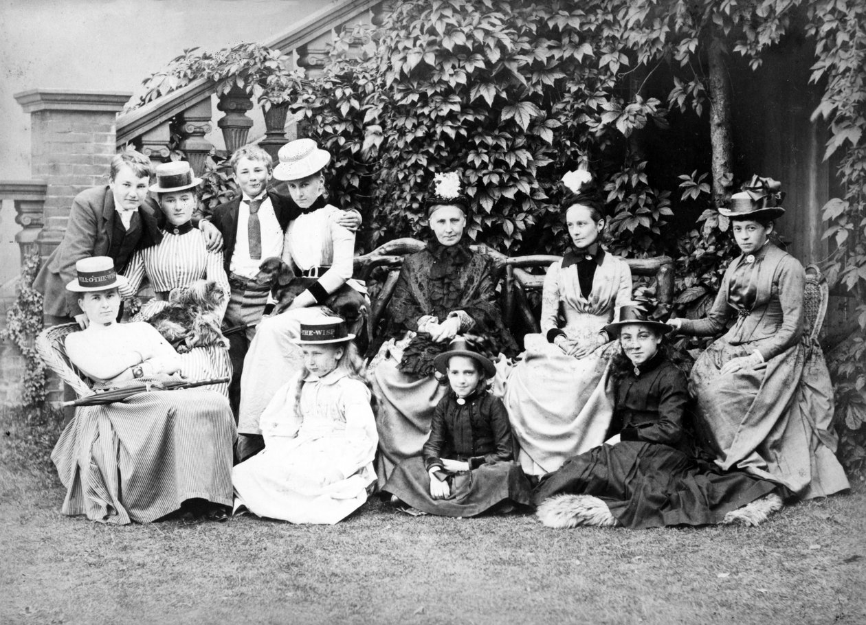 विक्टोरियन ग्रुप पोर्ट्रेट, c.1890 द्वारा अंग्रेजी फोटोग्राफर