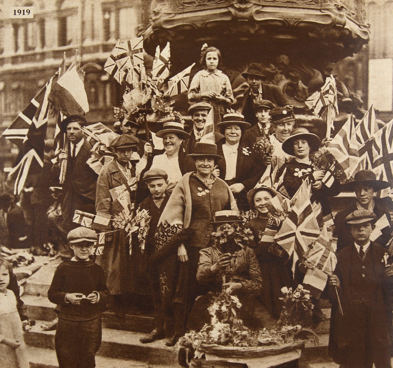 इरोस, पिकाडिली, लंदन, 1919 के तहत विजय समारोह द्वारा अंग्रेजी फोटोग्राफर