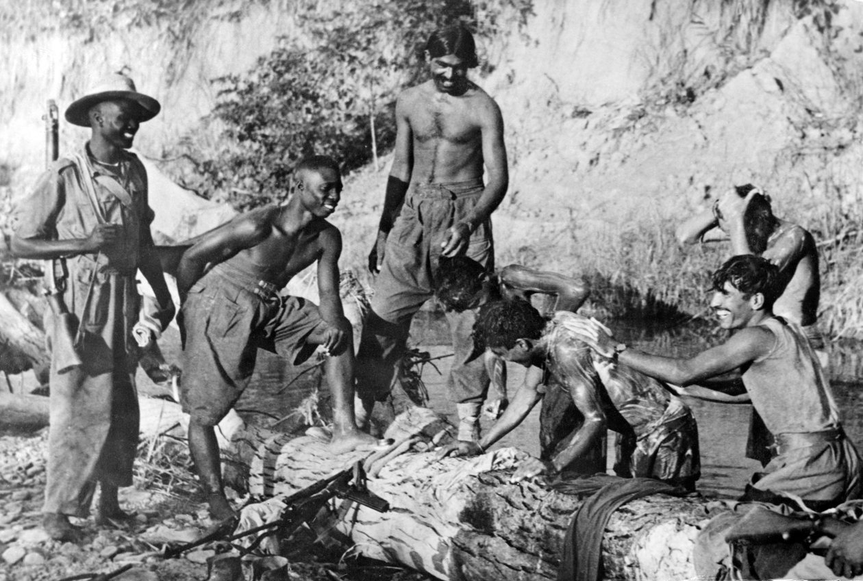1944-45 में पश्चिम अफ्रीकी और भारतीय सैनिकों ने एक धारा में स्नान किया द्वारा अंग्रेजी फोटोग्राफर