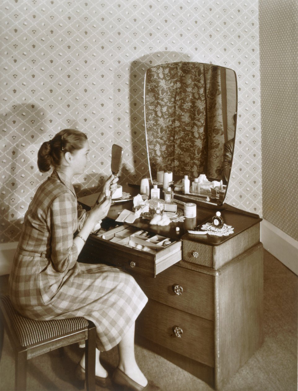 महिला अपने ड्रेसिंग टेबल पर, c.1955 (सीपिया फोटो) द्वारा अंग्रेजी फोटोग्राफर