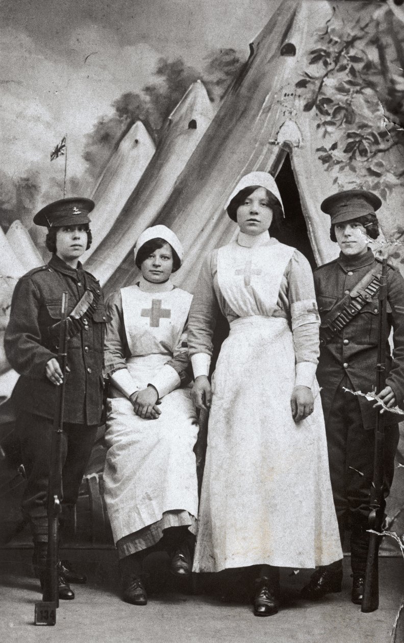 युद्ध में महिलाएं, 1914-18 द्वारा अंग्रेजी फोटोग्राफर