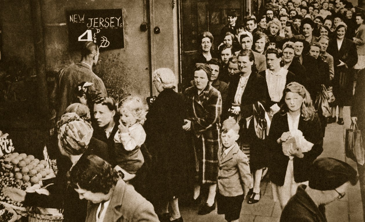जून 1947 को लंदन में एक फल और सब्जी स्टाल पर महिलाओं की कतार द्वारा अंग्रेजी फोटोग्राफर