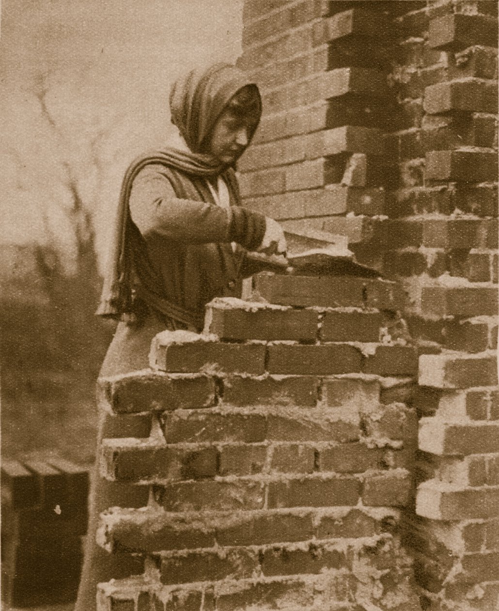 1914-19 में एक ईंट की दीवार बिछाने के लिए महिला काम करती है द्वारा अंग्रेजी फोटोग्राफर