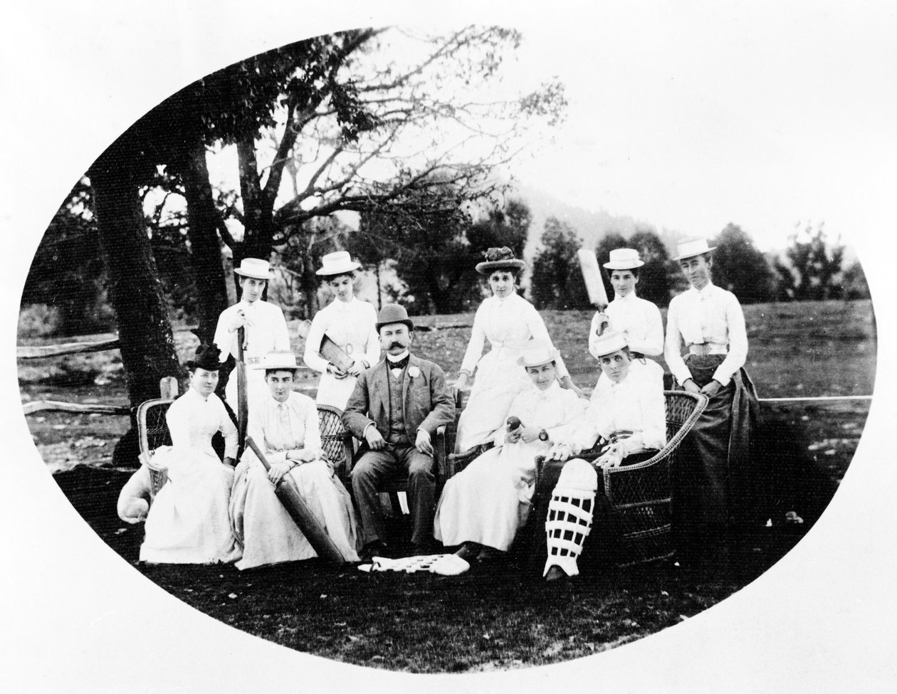 महिला क्रिकेट टीम, c.1870s-90s द्वारा अंग्रेजी फोटोग्राफर