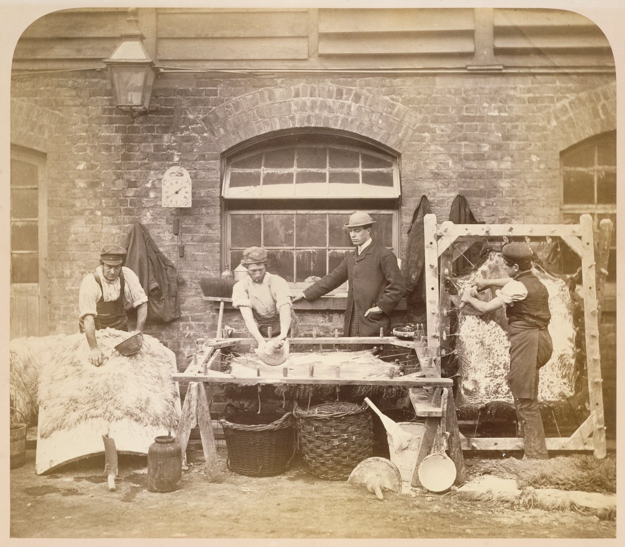 चर्मपत्र आसनों को बनाने वाले श्रमिक, c.1861-62 (सीपिया फोटो) (221845 भी देखें) द्वारा अंग्रेजी फोटोग्राफर