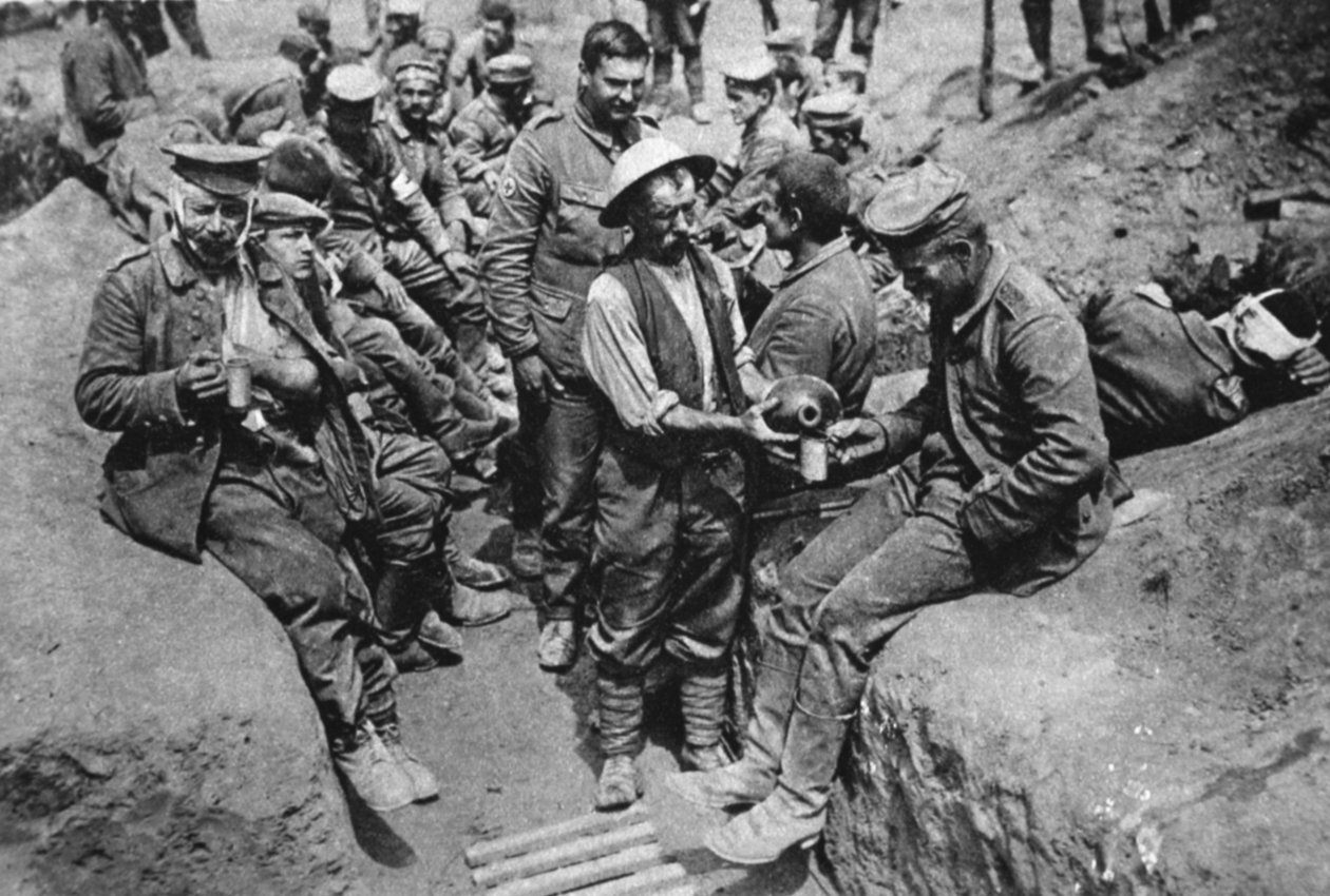 घायल जर्मन कैदी: द इलस्ट्रेटेड वॉर न्यूज़, 18 अगस्त 1916 से पानी का वितरण करने वाला सैनिक द्वारा अंग्रेजी फोटोग्राफर