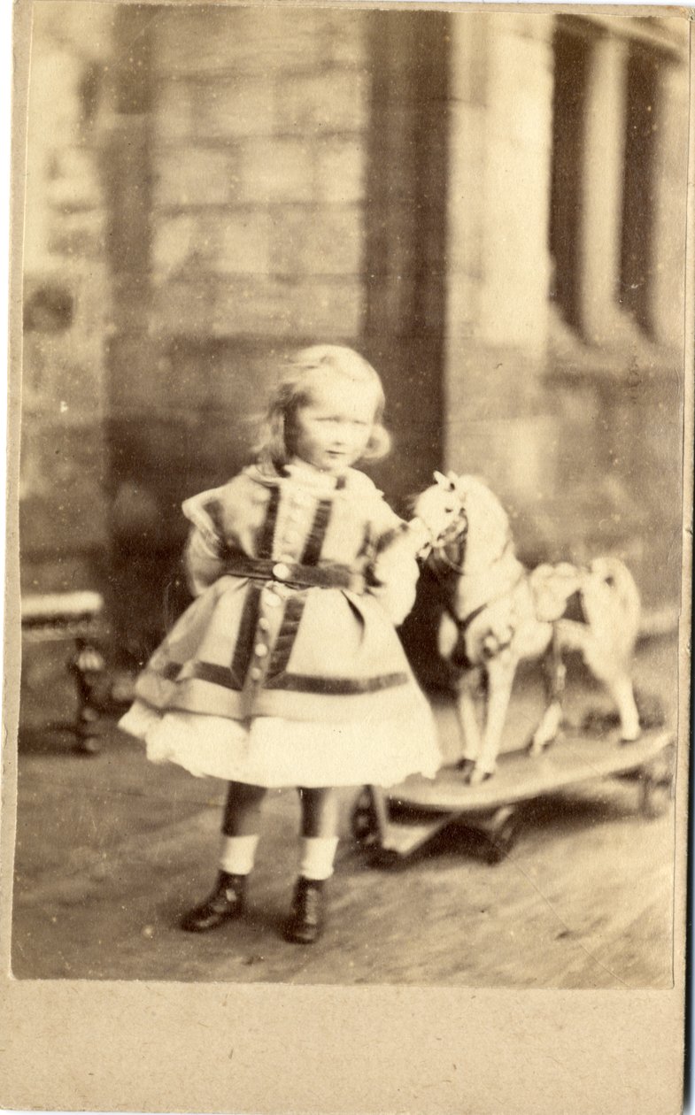उसके साथ खिलौना घोड़ा, 1860 के दशक की युवा लड़की (एल्बम प्रिंट) द्वारा अंग्रेजी फोटोग्राफर