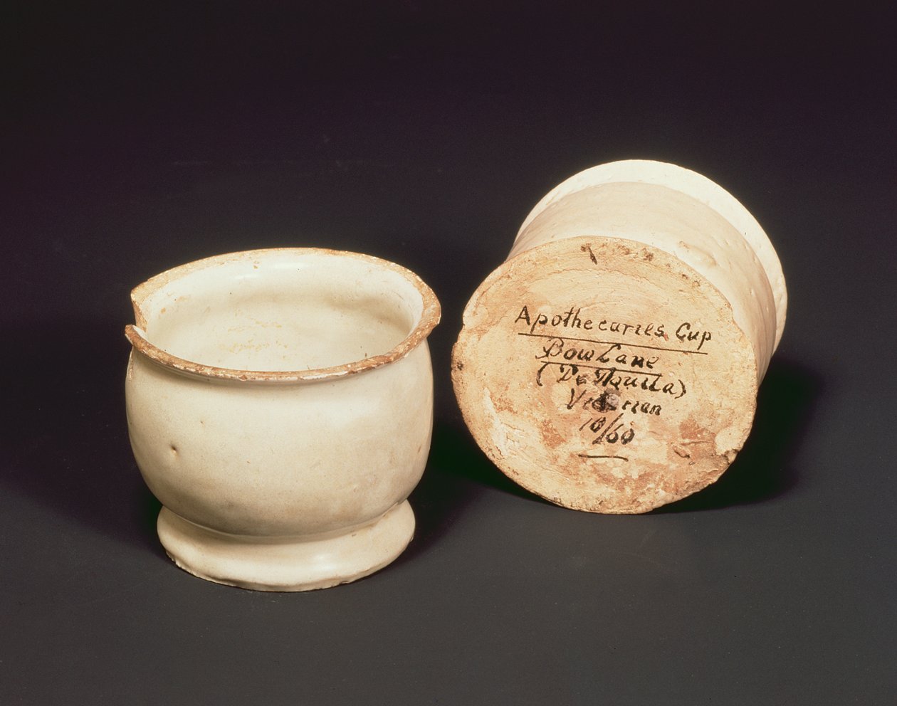 एपोथेकरीज़ कप, बो लेन, c.1630 (मिट्टी के बरतन) द्वारा अंग्रेजी स्कूल