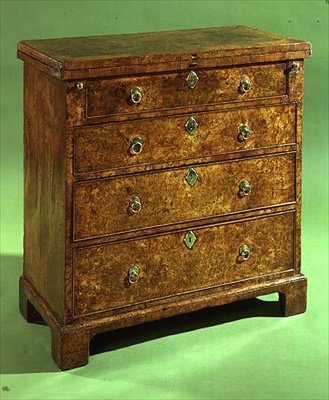 बैचलर्स चेस्ट, c.1715 (बर अखरोट) द्वारा अंग्रेजी स्कूल