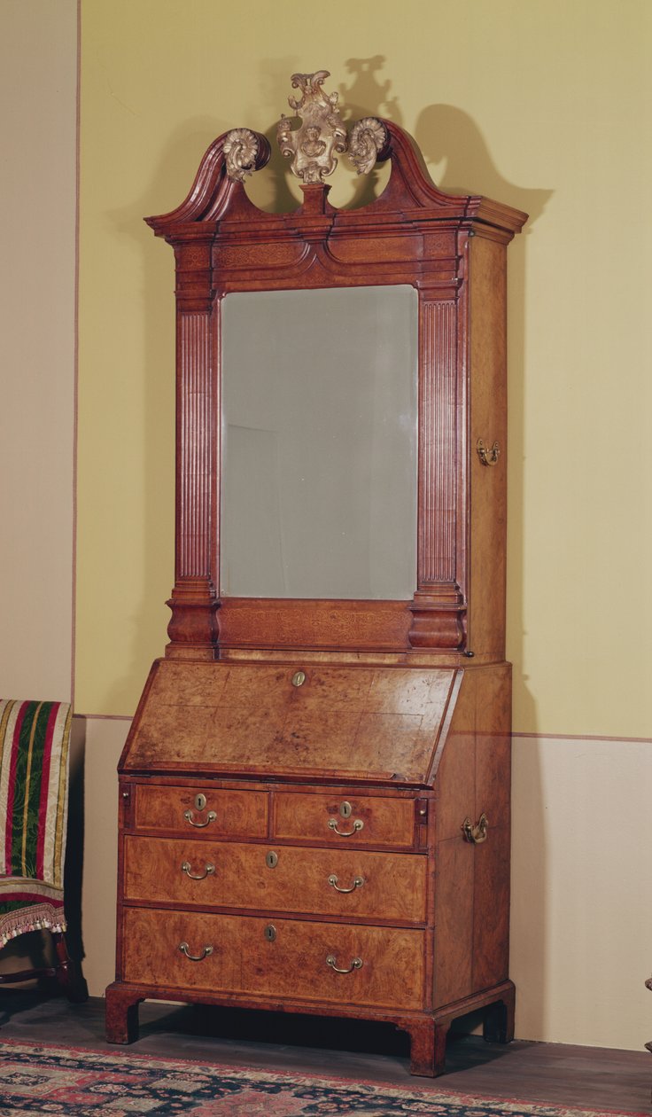 सैमुअल बेनेट द्वारा ब्यूरो कैबिनेट, c.1725-30 (मार्कीट्री के साथ अखरोट) द्वारा अंग्रेजी स्कूल