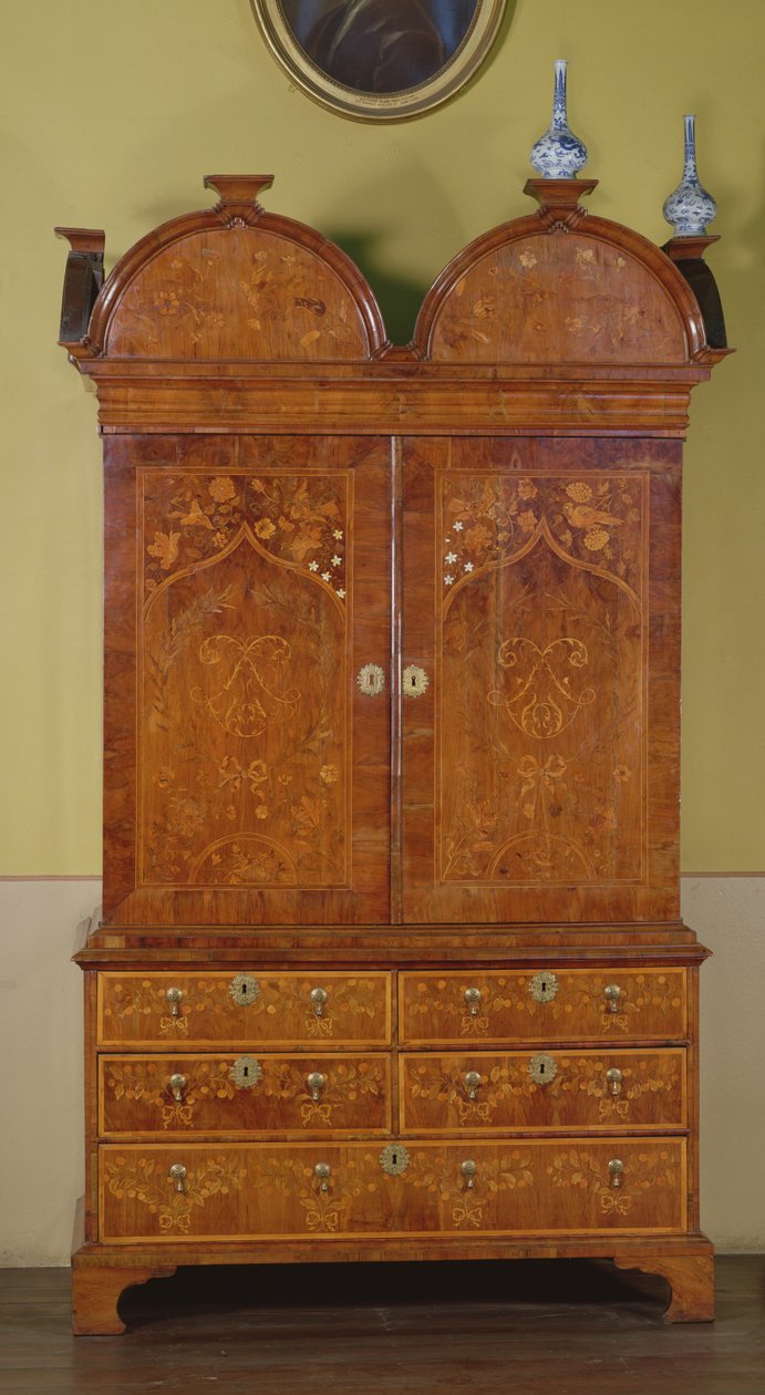 कैबिनेट, c.1700 (अखरोट की लकड़ी की लकड़ी) द्वारा अंग्रेजी स्कूल
