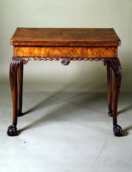 गेंद और पंजे के पैरों के साथ कार्ड टेबल, c.1735 (अखरोट) द्वारा अंग्रेजी स्कूल