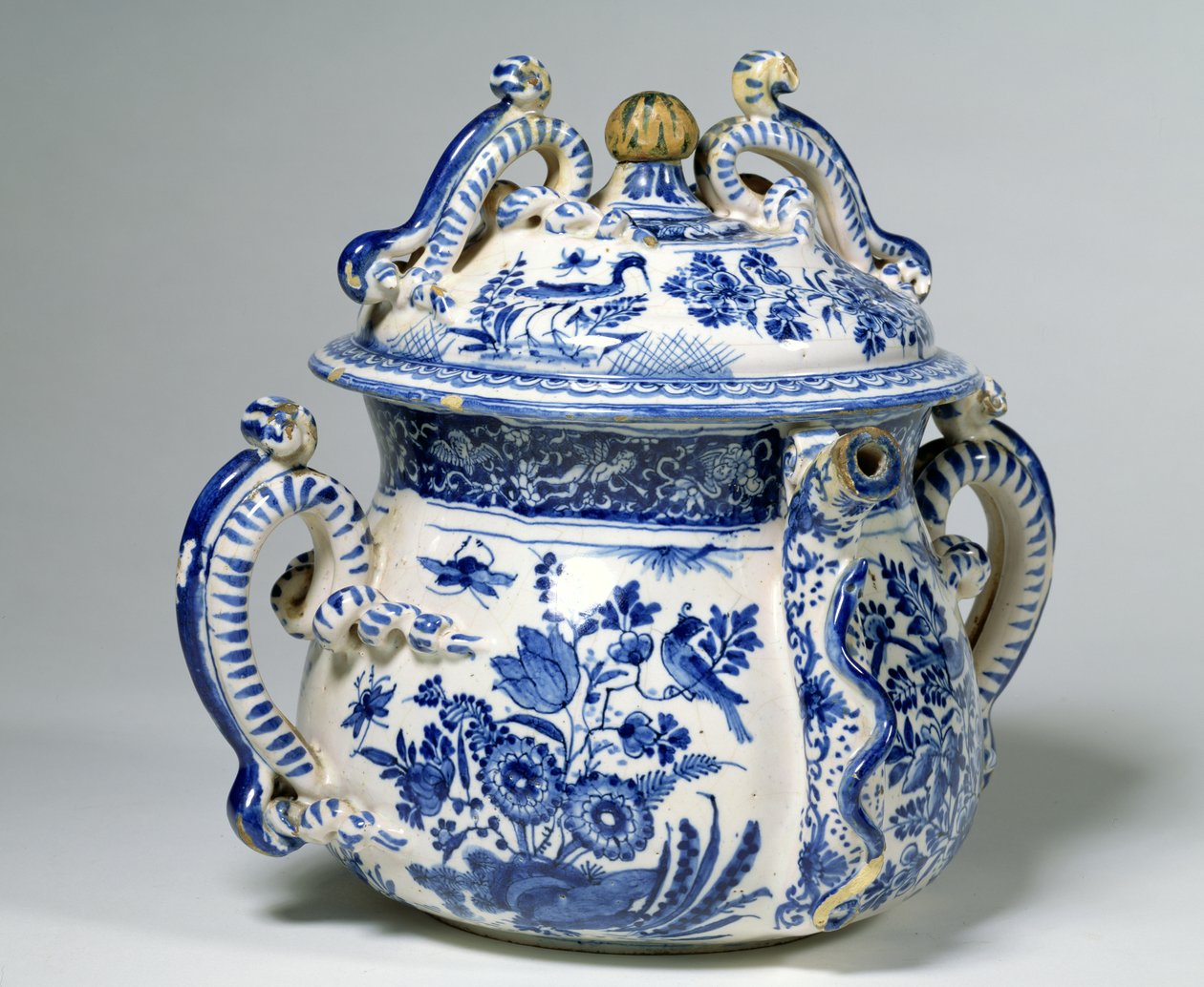 Delftware पॉट और कवर (सिरेमिक) द्वारा अंग्रेजी स्कूल