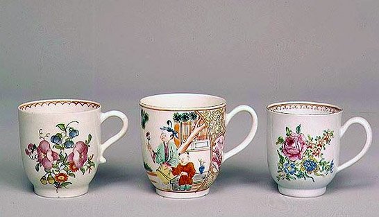 लिवरपूल कॉफी कप, c.1750-80; सबसे कम चीनी मिट्टी के बरतन कॉफी कप, 1778; वॉर्सेस्टर चीनी मिट्टी के बरतन कॉफी कप, c.1750-70 द्वारा अंग्रेजी स्कूल