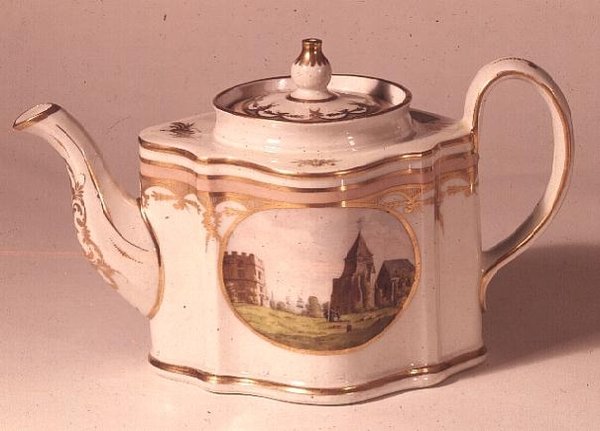 न्यू हॉल चायदानी, डोवर कैसल के दृश्य के साथ चित्रित, c.1800 (चीनी मिट्टी के बरतन) द्वारा अंग्रेजी स्कूल