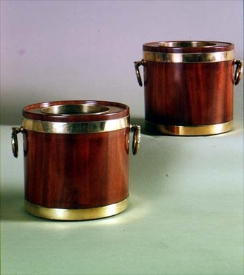 पीतल के हैंडल के साथ परिपत्र शराब कूलर की जोड़ी, c.1765 (महोगनी और पीतल) द्वारा अंग्रेजी स्कूल