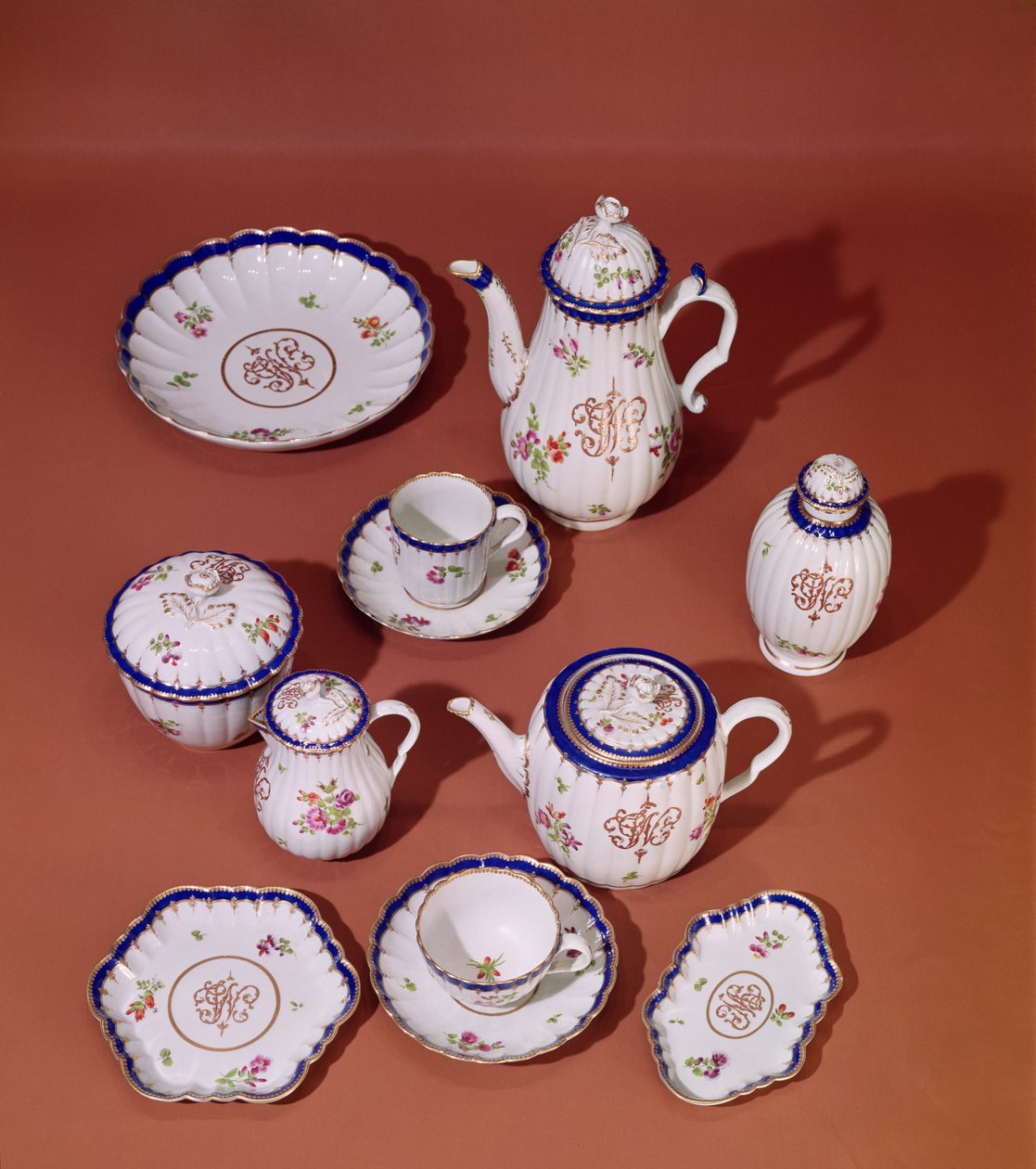 एक Worcester मोनोग्राम बनवाना चाय सेवा का हिस्सा, c.1775 (चीनी मिट्टी के बरतन) द्वारा अंग्रेजी स्कूल