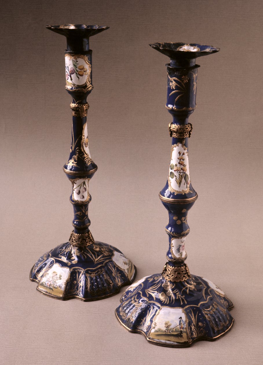कैंडलस्टिक्स की दक्षिण स्टैफ़ोर्डशायर जोड़ी, c.1765 (सिरेमिक) द्वारा अंग्रेजी स्कूल