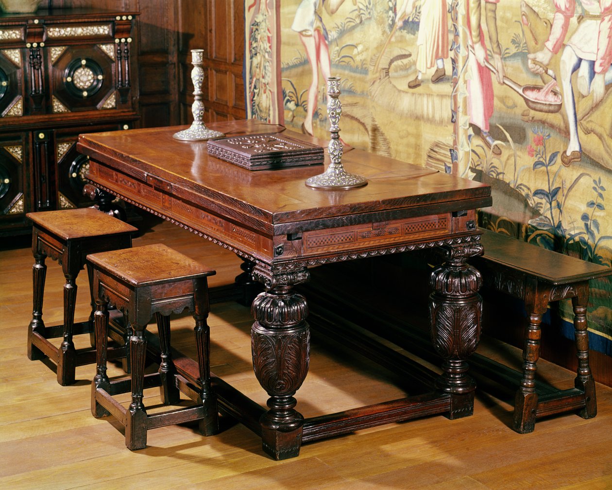 टेबल और कुर्सियां, जिसे ब्रोमली-बाय-बो समूह के रूप में जाना जाता है, c.1580 (ओक) द्वारा अंग्रेजी स्कूल