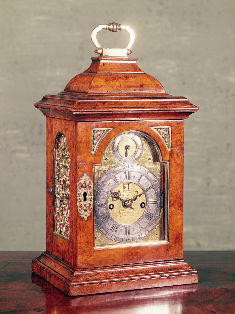 डेविड हुबर्ट (fl.1714-48), c.1725 द्वारा सिल्वर-गिल्ट माउट्स के साथ टेबल क्लॉक, वॉलनट लिबास केस द्वारा अंग्रेजी स्कूल