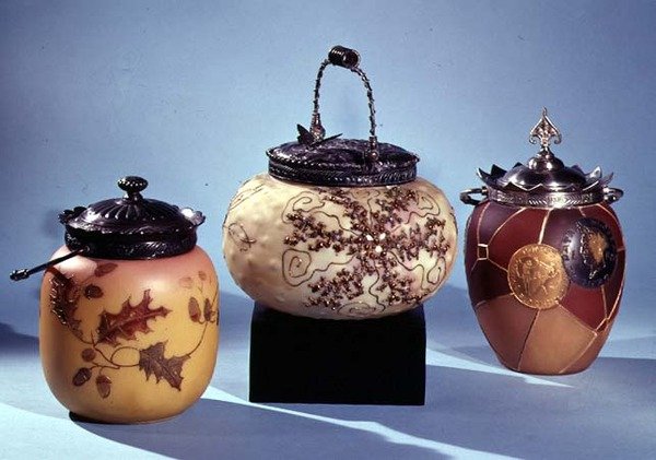 तीन पटाखे जार के साथ मोहक और गिल्ट सजावट, 1888-95 (ग्लास) द्वारा अंग्रेजी स्कूल