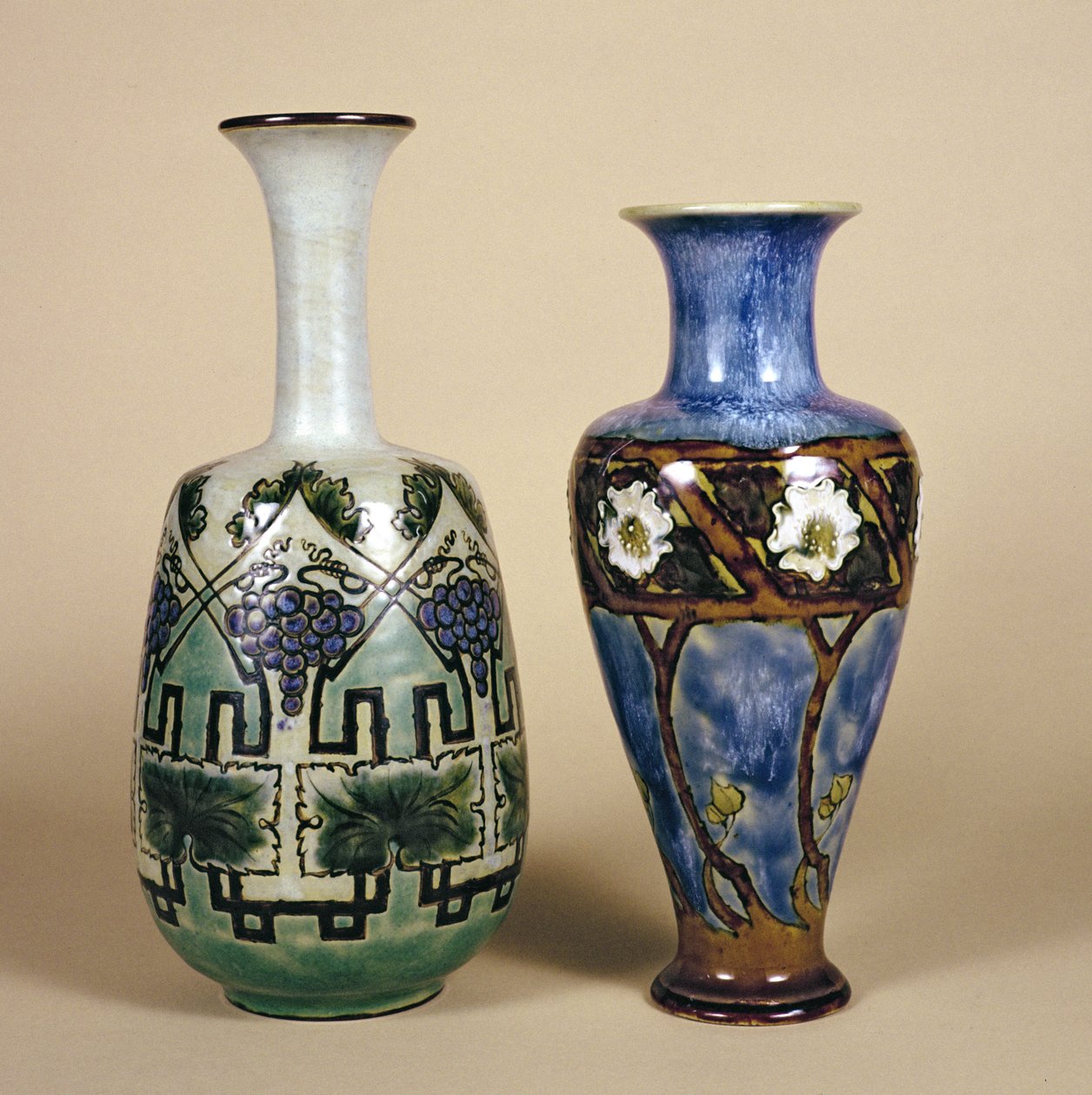 एलिजा सिमेन्स द्वारा दो डॉल्टन vases, c.1880 (सिरेमिक) द्वारा अंग्रेजी स्कूल