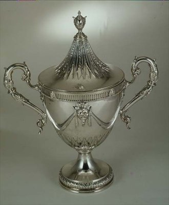 विलियम हैंड, 1774 (सिल्वर गिल्ट) द्वारा डिजाइन किए गए दो कप और कवर द्वारा अंग्रेजी स्कूल