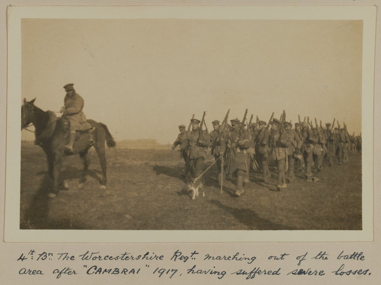 4: Bn। वोर्सेस्टरशायर रीजेंट। having CAMBRAI ’1917 के बाद युद्ध क्षेत्र से बाहर निकलना, गंभीर नुकसान हुआ द्वारा अंग्रेजी फोटोग्राफर
