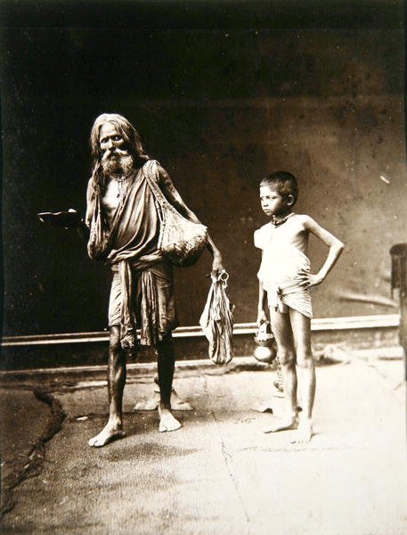 एक फकीर और उनके सहायक, भारत, c.1880 (एल्बम प्रिंट) द्वारा अंग्रेजी फोटोग्राफर
