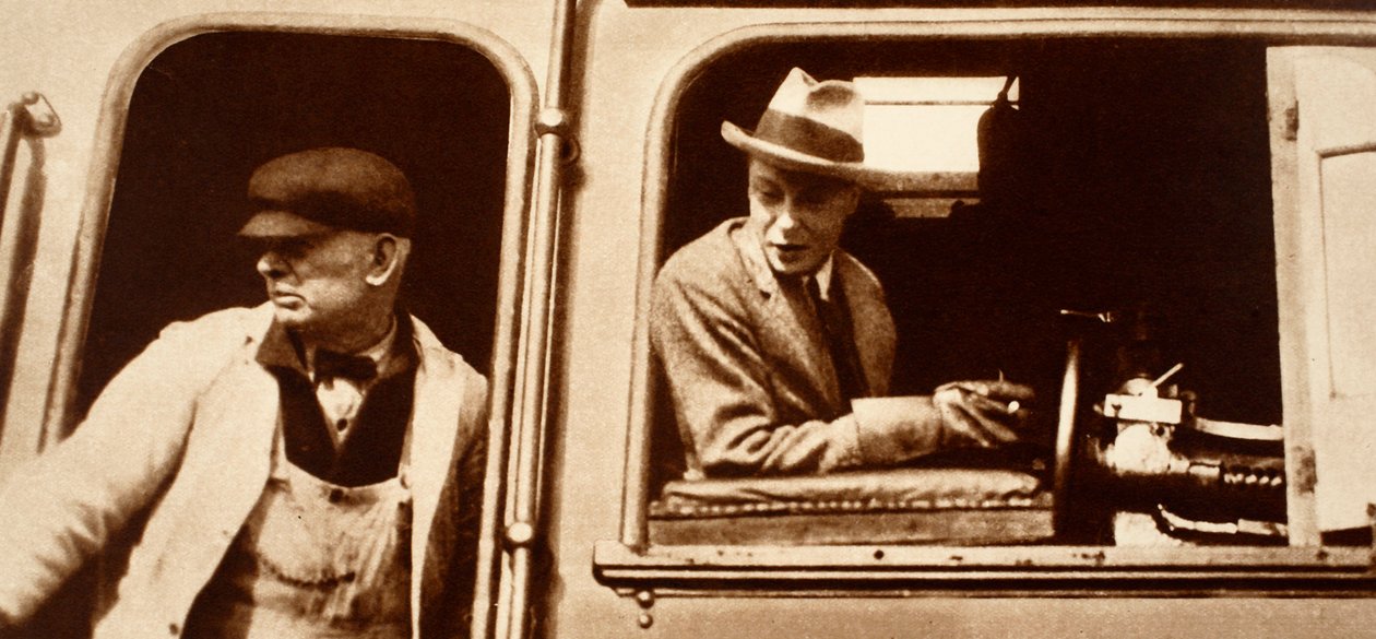 कनाडा में 1920 के दशक में किंग एडवर्ड VIII को एक इंजन ड्राइवर हैंड्स ओवर द्वारा अंग्रेजी फोटोग्राफर