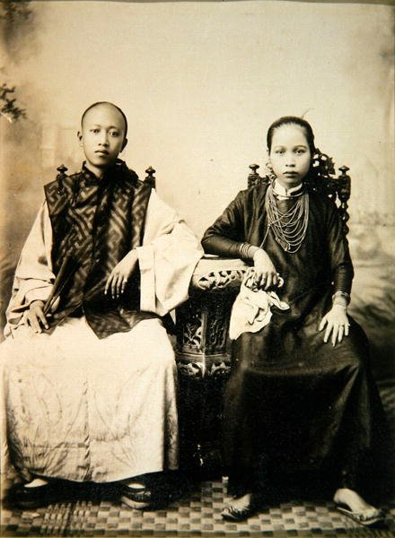 मध्य वियतनाम में एनामाइट लड़का और लड़की, c.1875 (एल्बम प्रिंट) द्वारा अंग्रेजी फोटोग्राफर