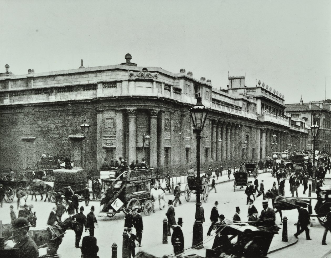 बैंक ऑफ़ इंग्लैंड, थ्रेडनिडल स्ट्रीट, सिटी ऑफ़ लंदन, 1890 द्वारा अंग्रेजी फोटोग्राफर