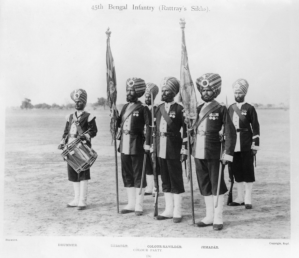 कलर पार्टी, 45वीं (रैट्रे की सिख) बंगाल इन्फैंट्री की रेजिमेंट, c.1897 (b/w फोटो) द्वारा अंग्रेजी फोटोग्राफर