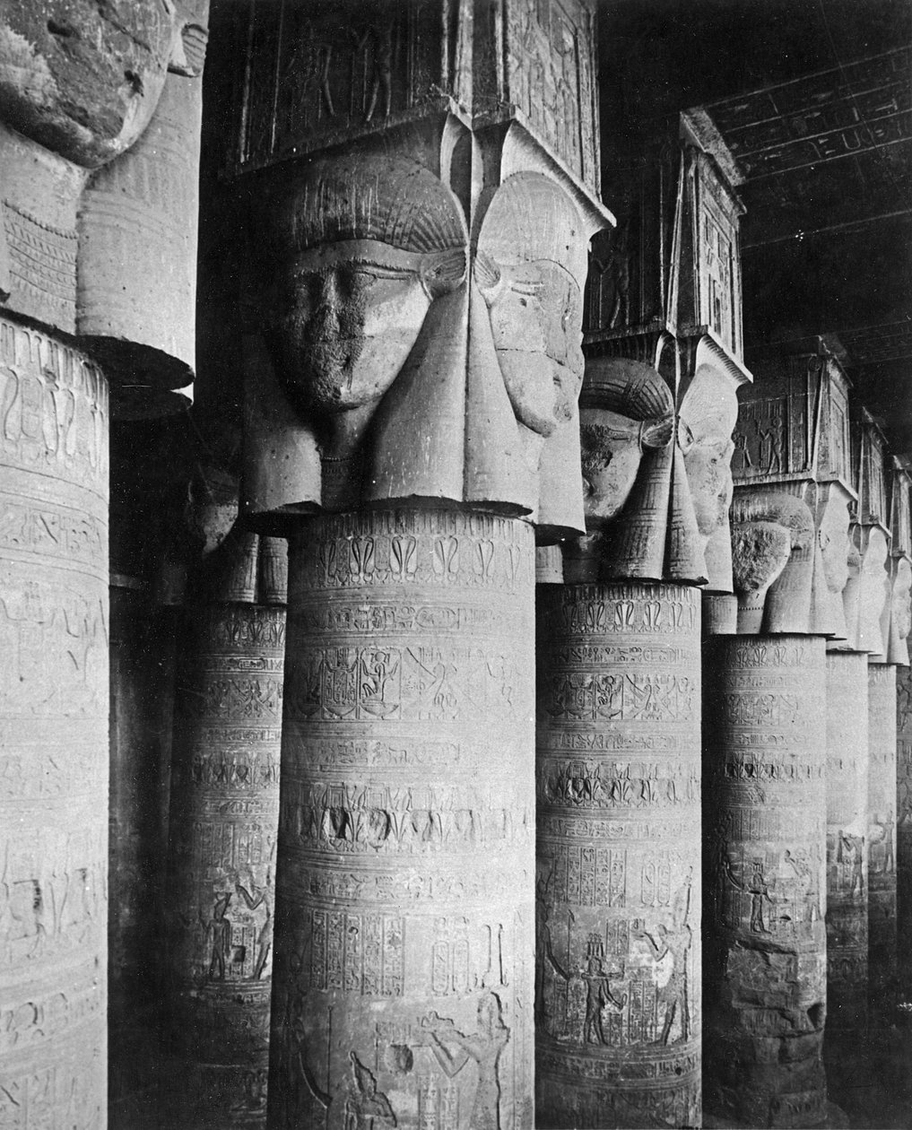 हाथरस के मंदिर में कॉलम, c .904-05 द्वारा अंग्रेजी फोटोग्राफर