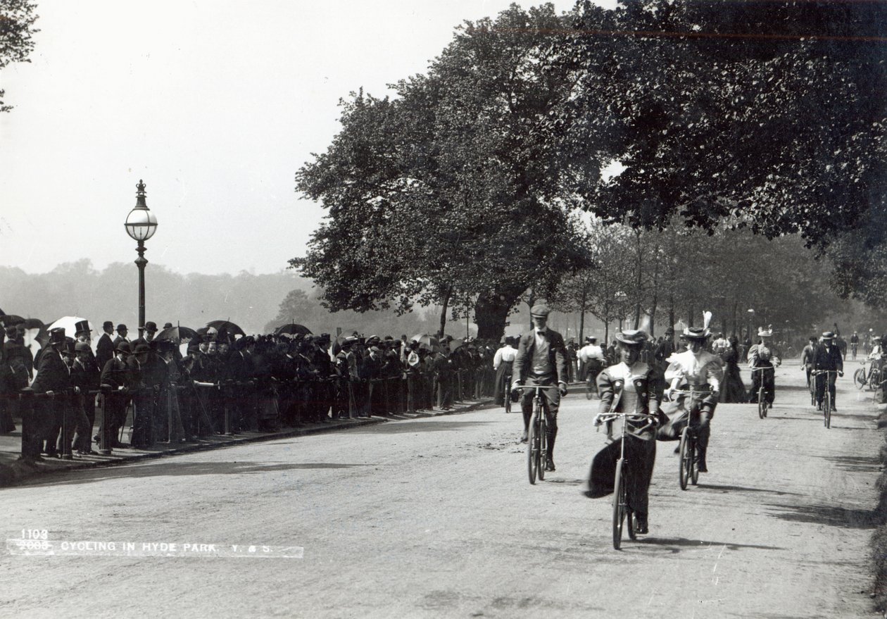 हाइड पार्क में साइकिल चलाना, c.1910 द्वारा अंग्रेजी फोटोग्राफर