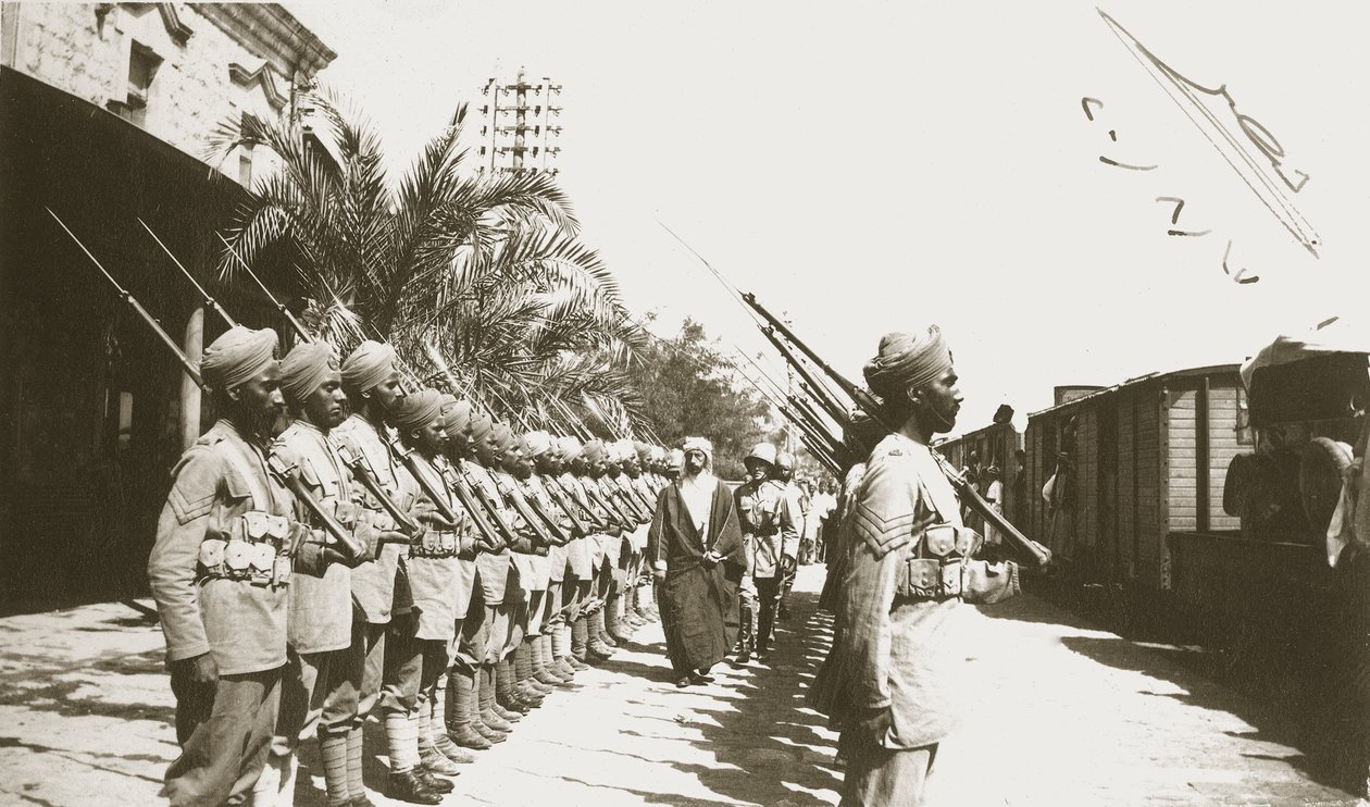 1920 के सर हर्बर्ट सैमुअल के साथ फिलिस्तीन के लिडाडा स्टेशन पर अमीर फैसल द्वारा अंग्रेजी फोटोग्राफर