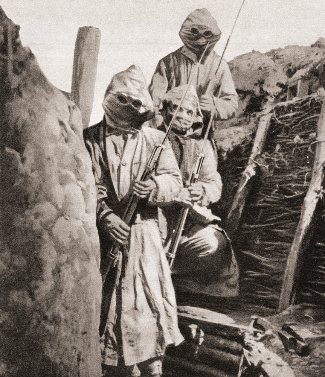 WWI के दौरान फ्रांसीसी पैदल सैनिकों को जर्मन ज़हरीली गैस से बचाने के लिए इलस्ट्रेटेड वॉर न्यूज़, 1915 से श्वासयंत्र पहने हुए द्वारा अंग्रेजी फोटोग्राफर