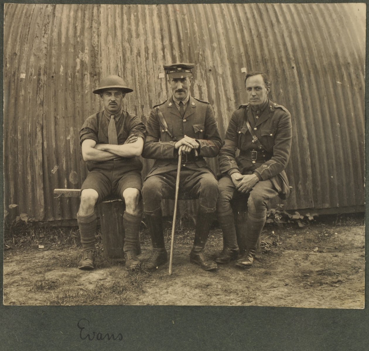 निसान हट के बाहर तीन सैनिकों का समूह, c.1914-18 द्वारा अंग्रेजी फोटोग्राफर