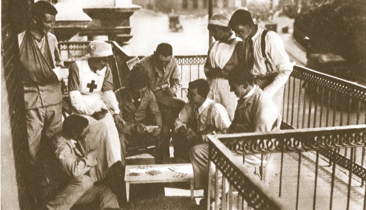 खुश, खुश घायल आदमी! द इलस्ट्रेटेड वॉर न्यूज़, 21 जून 1916 (सीपिया फोटो) से नायक-पूजा का आनंद ले चुके पुरुष द्वारा अंग्रेजी फोटोग्राफर