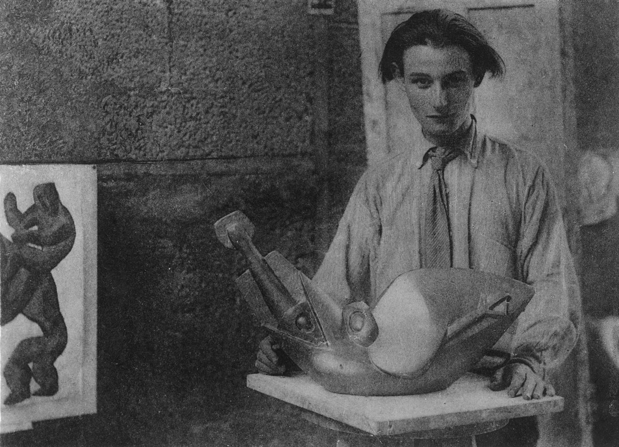 केट्री के यार्ड, कैम्ब्रिज विश्वविद्यालय, 1914 में हेनरी गौडिएर-ब्रूज़स्का ने अपनी मूर्तिकला &39;बर्ड स्वैलिंग फिश&39; के साथ द्वारा अंग्रेजी फोटोग्राफर
