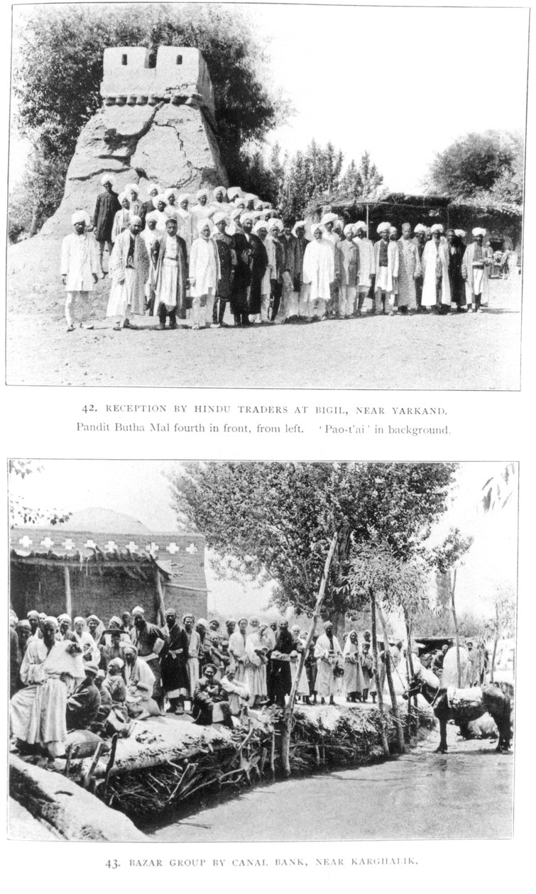 सर ऐरेल स्टीन द्वारा डेजर्ट कैथे के खंडहर से खरगेलिक के पास एक बाजार में बिगील, यारकंद में एक समूह में हिंदू व्यापारियों और 1912 में द्वारा अंग्रेजी फोटोग्राफर