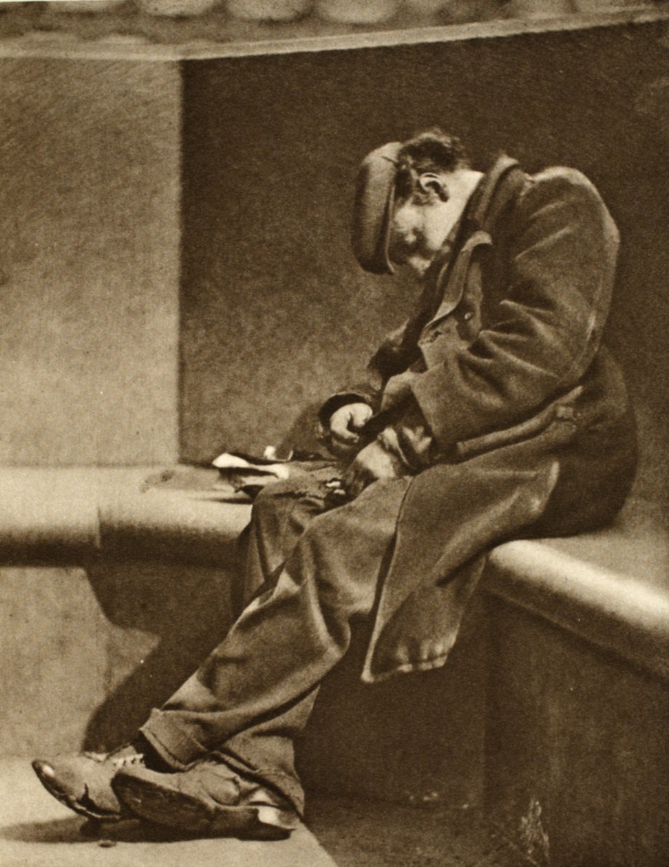 वंडरफुल लंदन से ब्लैकपायर ब्रिज पर बेघर आदमी, 1926-27 प्रकाशित (फोटोग्राव्रे) द्वारा अंग्रेजी फोटोग्राफर