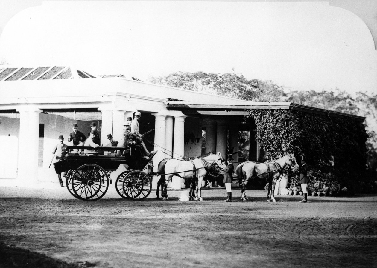 औपनिवेशिक भारत में हॉर्स-ड्रॉन कैरिज, c.1870s द्वारा अंग्रेजी फोटोग्राफर