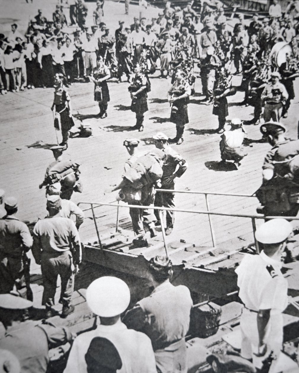 किल्टेड पाइपर्स 29 अगस्त 1950 (बी/डब्ल्यू फोटो) में एचएमएस सीलोन से 1 बटालियन अर्गिल और सदरलैंड हाइलैंडर्स से तट पर खेलते हैं। द्वारा अंग्रेजी फोटोग्राफर