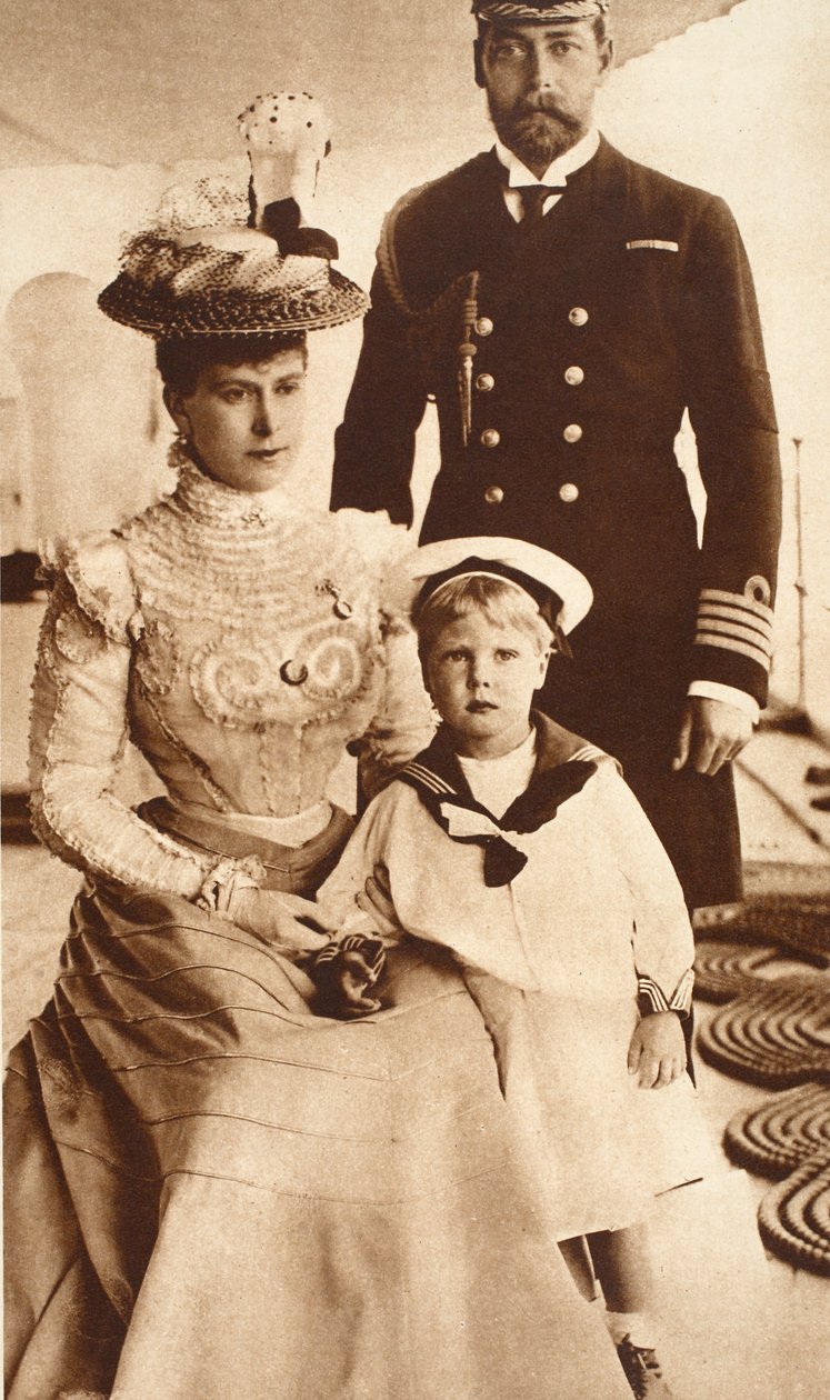 किंग जॉर्ज V, क्वीन मैरी और उनका बेटा एडवर्ड VIII, HMS Crescent पर सवार, c.1899 द्वारा अंग्रेजी फोटोग्राफर