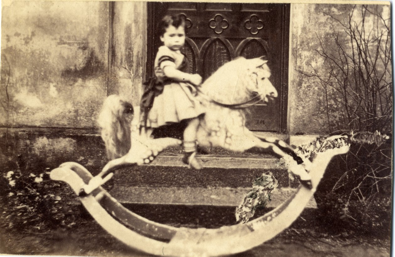 एक बगीचे में एक बड़े रॉकिंग घोड़े पर छोटी लड़की, 1860s (एल्बम प्रिंट) द्वारा अंग्रेजी फोटोग्राफर