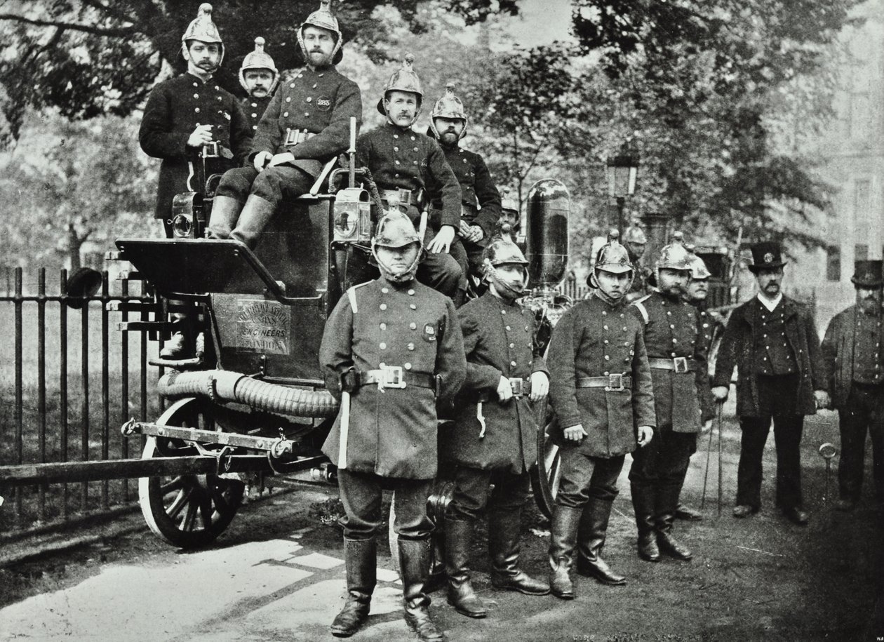 लंदन फायर ब्रिगेड: इंजन और टर्नकोक के साथ फायरमैन का समूह, 1895 द्वारा अंग्रेजी फोटोग्राफर