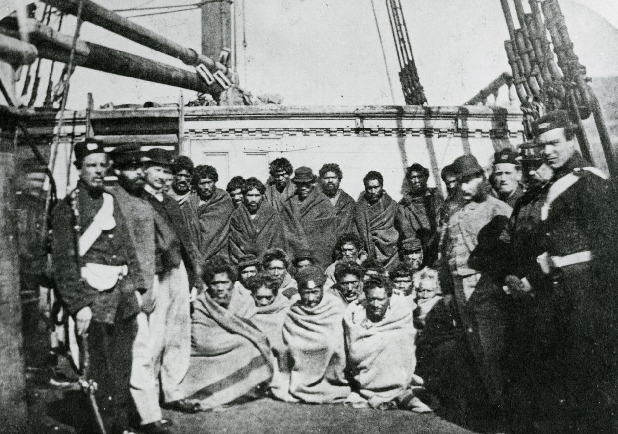 1866 में वेलिंगटन हार्बर में एक जेल में बंद माओरी कैदी द्वारा अंग्रेजी फोटोग्राफर