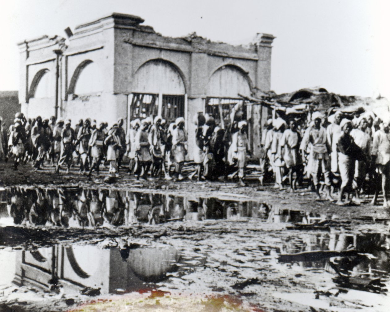 1898 में खलीफा की प्रार्थना सभा, मिहराब से गुजरने वाले कैदी द्वारा अंग्रेजी फोटोग्राफर